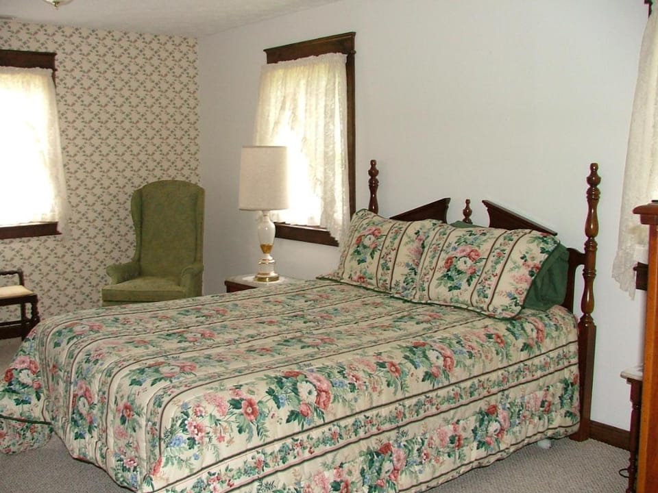 Hollyberry Inn at Heritage Farm House in Huntington