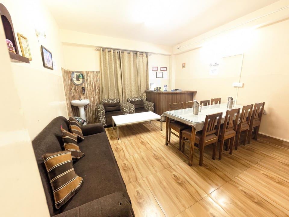 Hotel Swetamber 100-meters from MG Marg Hotel in India