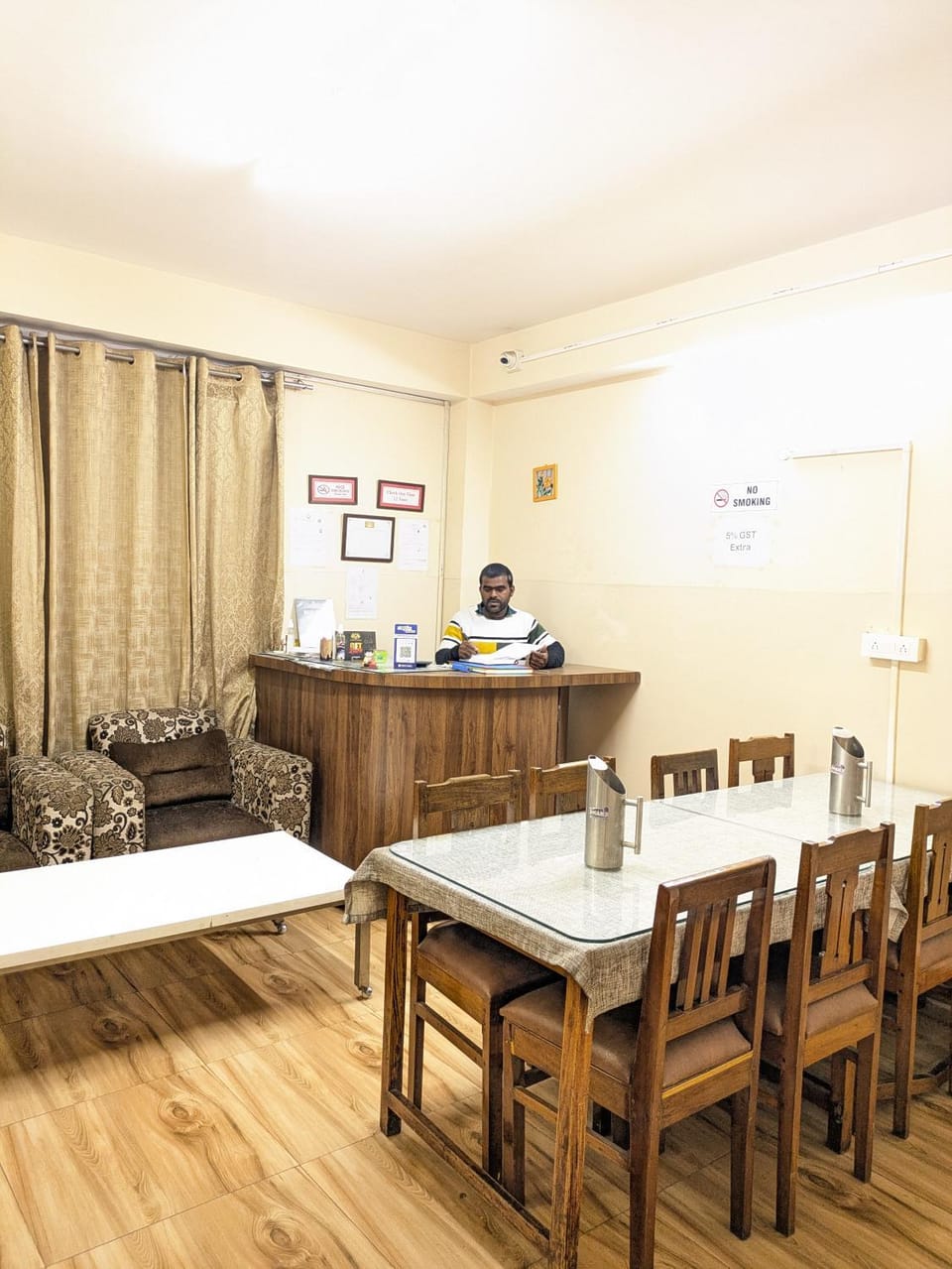 Hotel Swetamber 100-meters from MG Marg Hotel in India