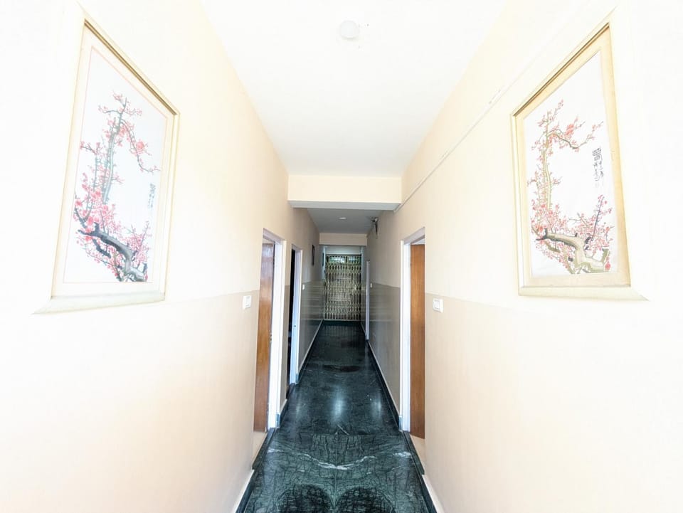 Hotel Swetamber 100-meters from MG Marg Hotel in India