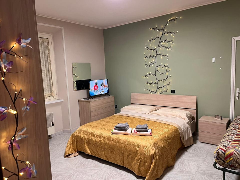Bed, TV and multimedia, Photo of the whole room, Evening entertainment, Bedroom, wardrobe