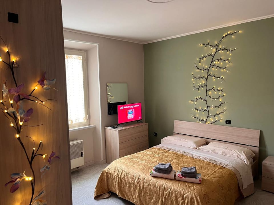 Bed, TV and multimedia, Photo of the whole room, Bedroom