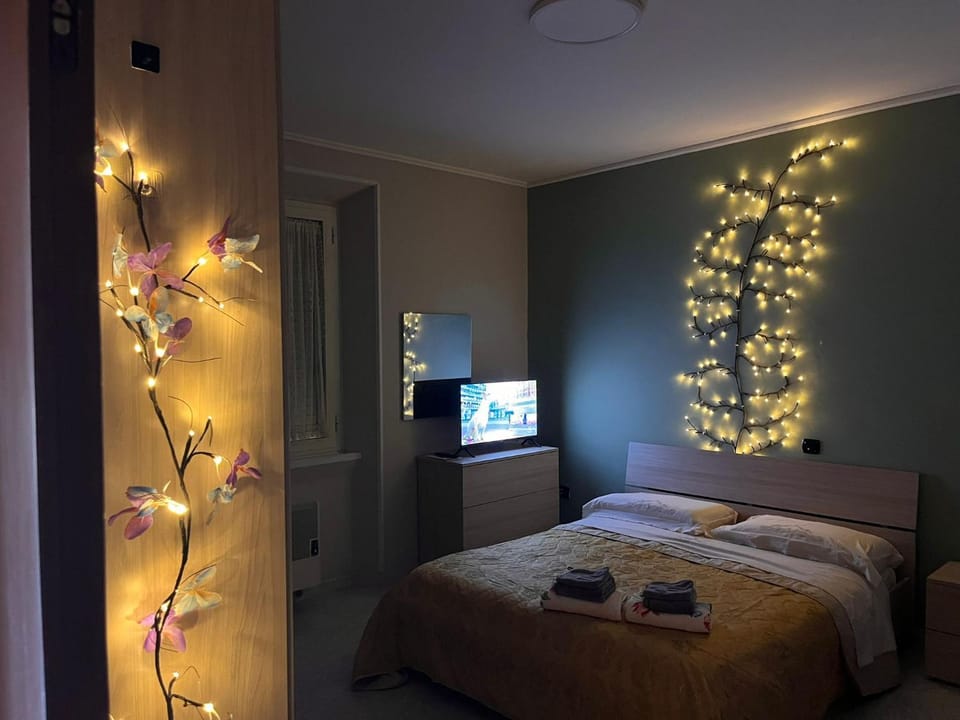 Bed, TV and multimedia, Photo of the whole room, Evening entertainment, Bedroom