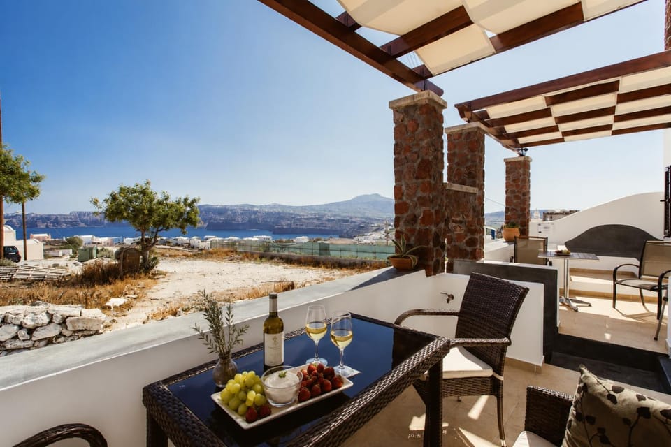 Day, Balcony/Terrace, Seating area, Location