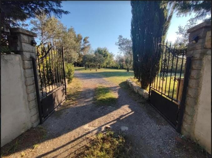 Provencal Mazet in Camargue House in Arles