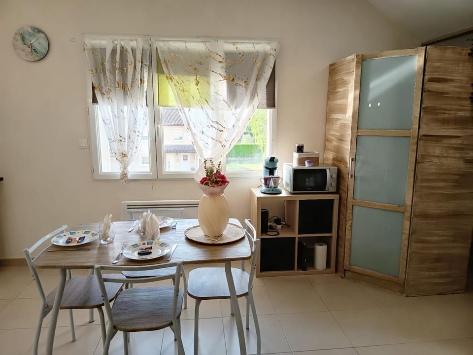 Coffee/tea facilities, Dining area, internet, wardrobe