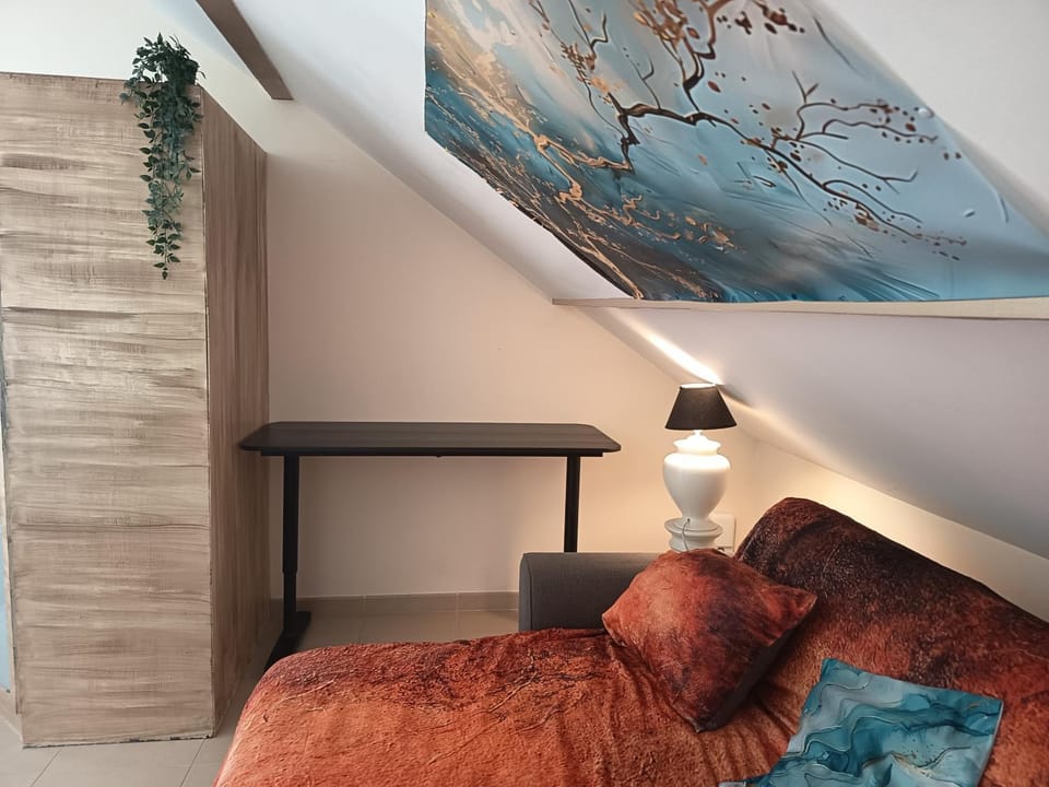 Bed, Seating area