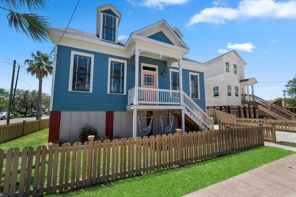 Rustic Luxury - As Seen on "Restoring Galveston" TV Show House in Galveston Island