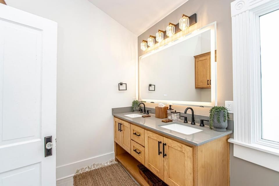 Historic Sallie Peay House - Luxe Downtown Retreat Villa in Little Rock