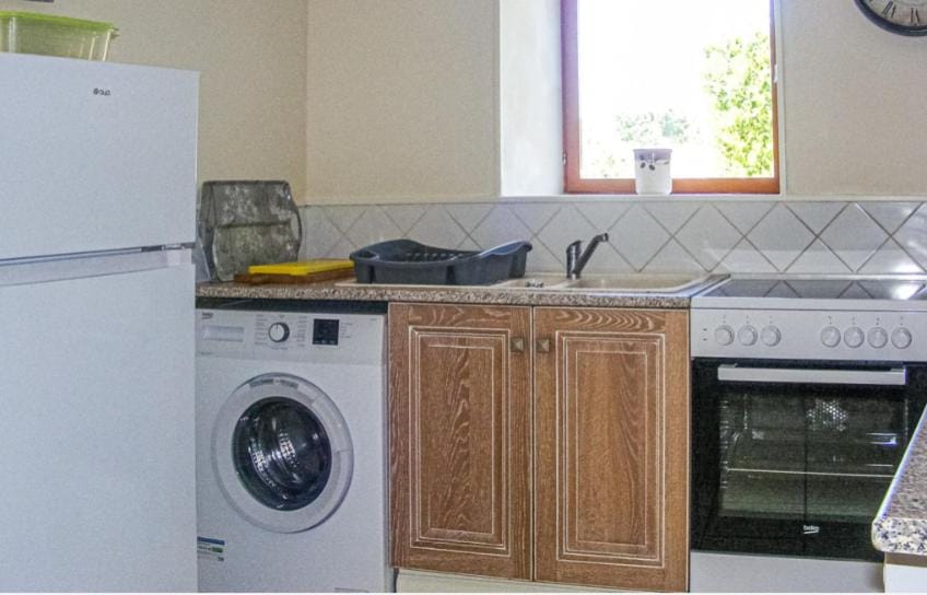 Kitchen or kitchenette, oven, stove, washing machine