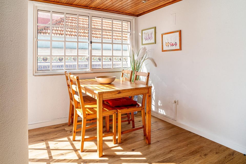 Sesimbra Beach Apartment - The Perfect Seaside Getaway! Apartment in Sesimbra