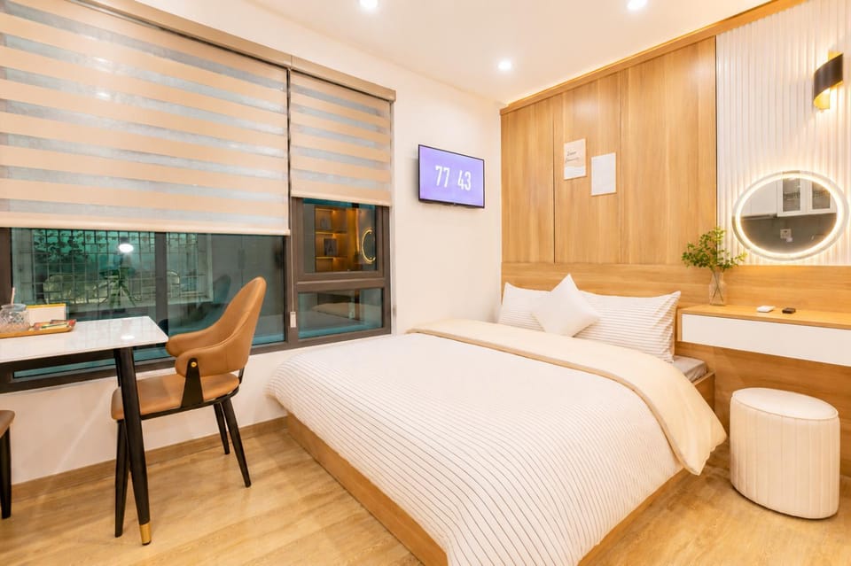 Bed, TV and multimedia, Living room, Photo of the whole room, Seating area, Dining area, Bedroom