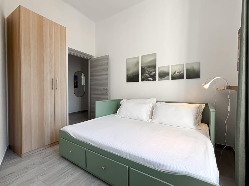 Bed, Photo of the whole room, Bedroom, wardrobe