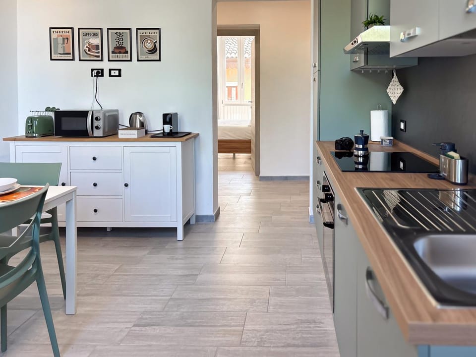 Coffee/tea facilities, Kitchen or kitchenette, Dining area, stove, toaster