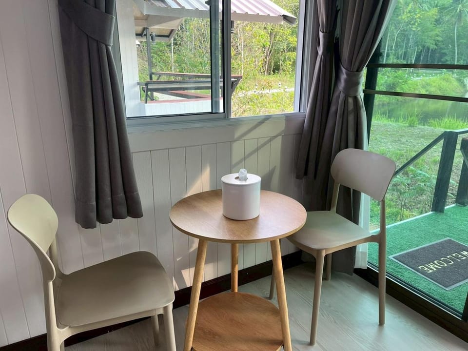 Seating area, Dining area