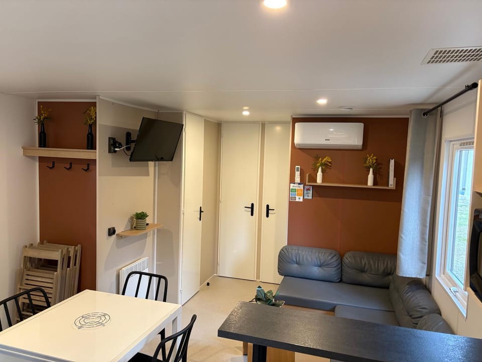 TV and multimedia, Living room, Seating area, Dining area