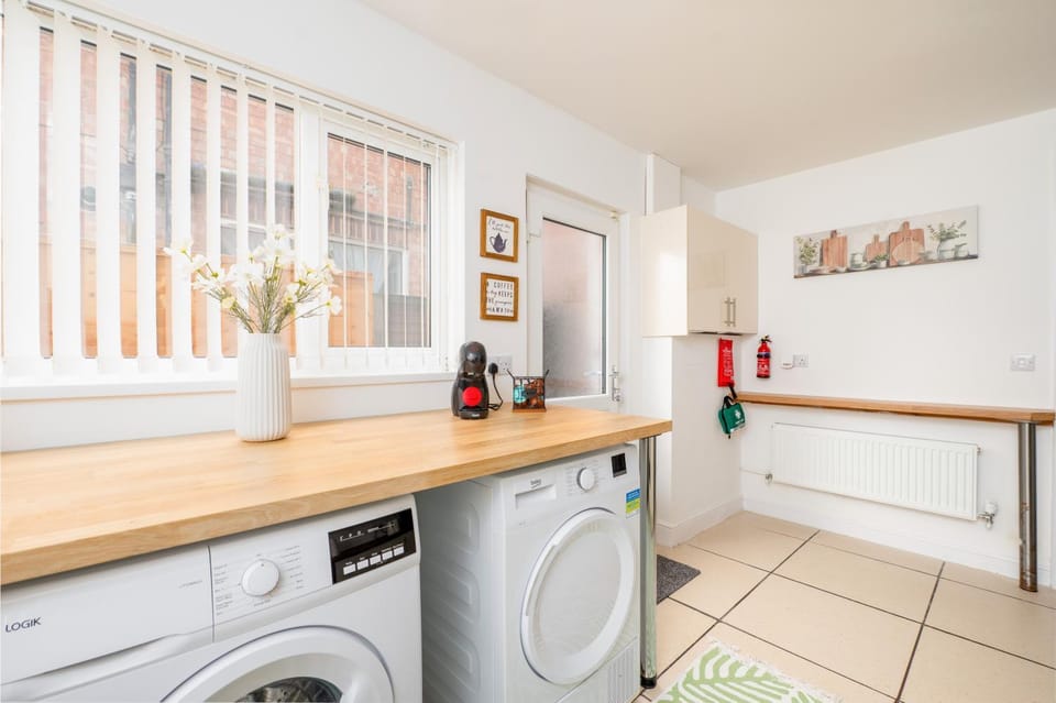 Modern Spacious Home - Garden - Parking - Sleeps 6 House in Grimsby