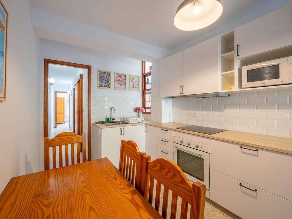 Kitchen or kitchenette, Dining area, oven, stove