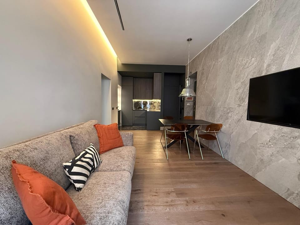 TV and multimedia, Living room, Seating area, Evening entertainment