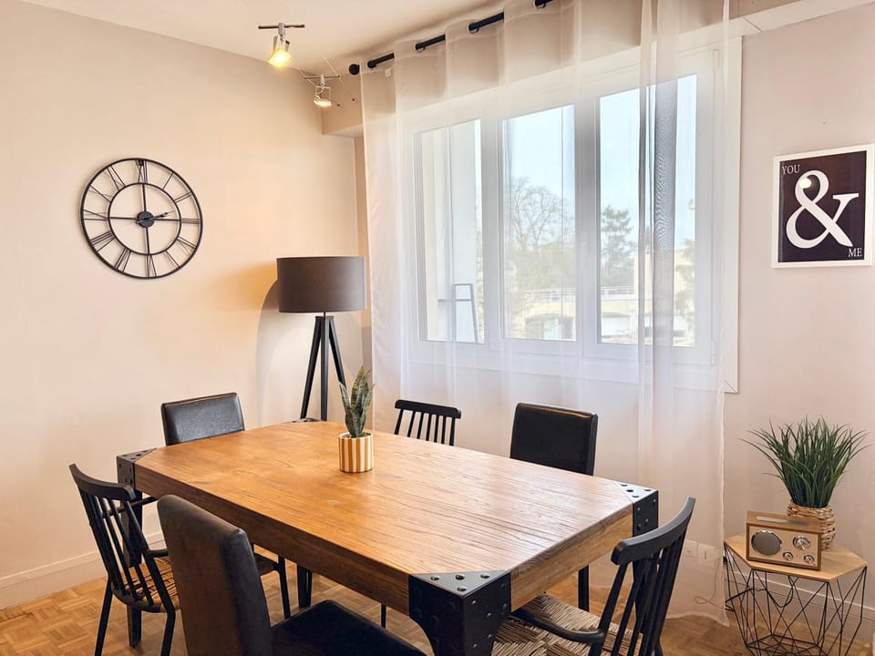 Seating area, Dining area