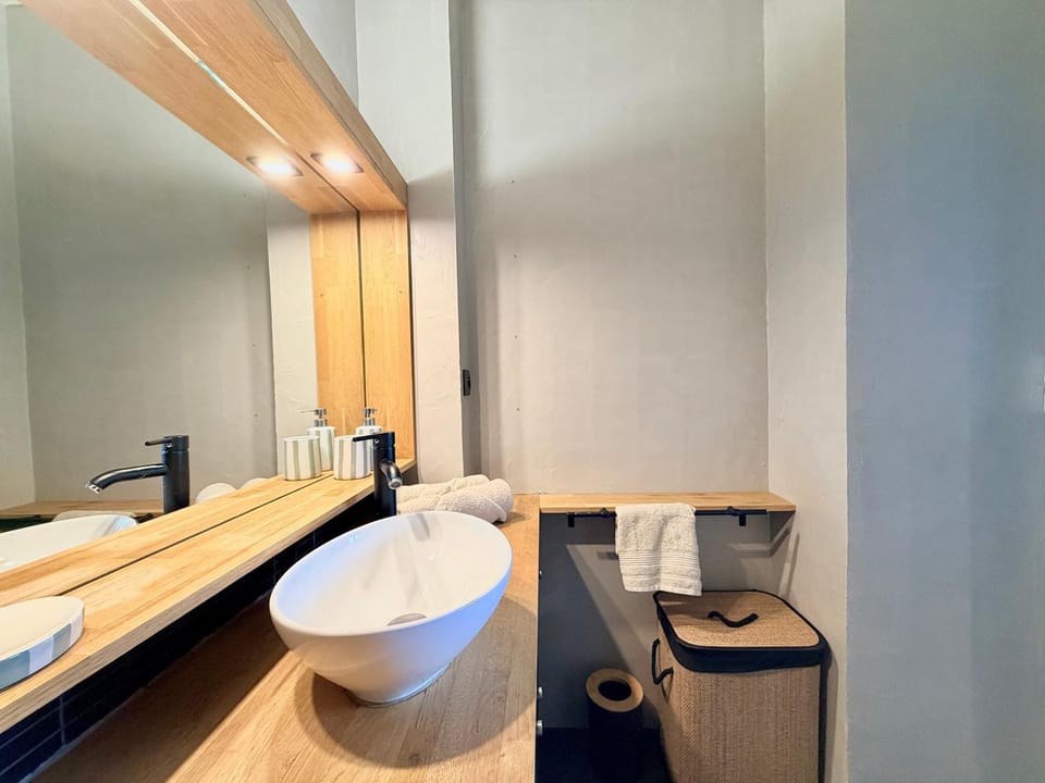 Bathroom, storage, towels