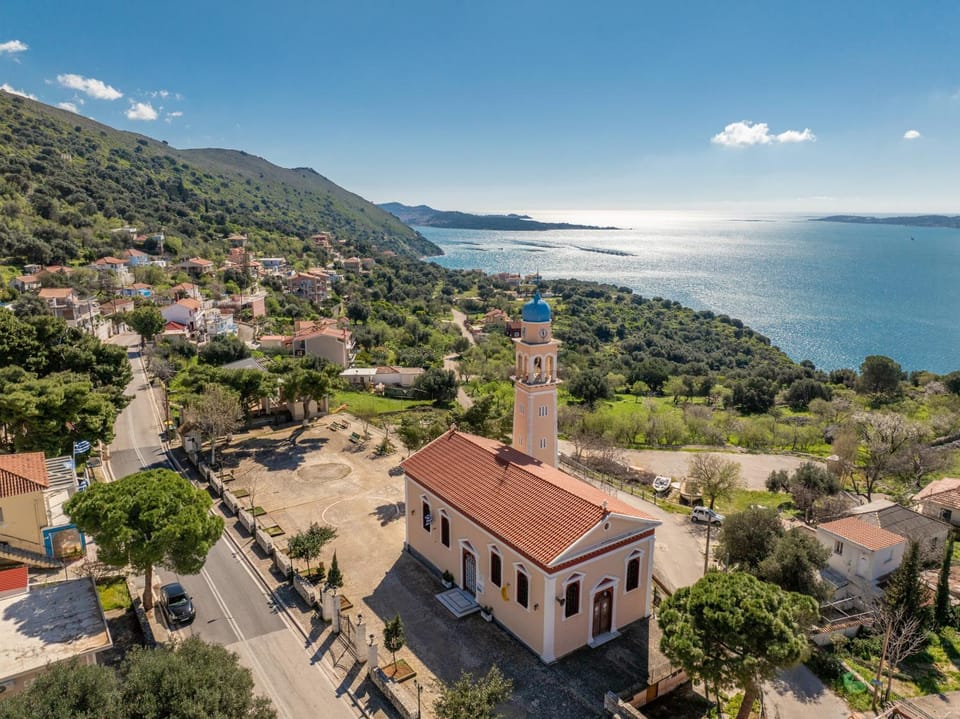 Property building, Neighbourhood, Natural landscape, Bird's eye view, Mountain view, Sea view