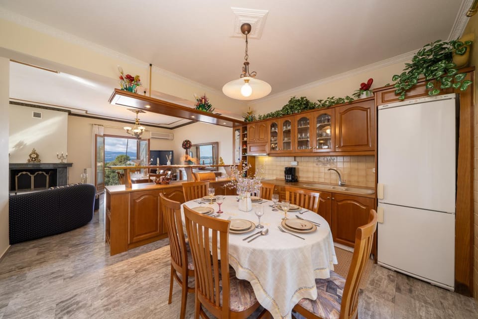 Kitchen or kitchenette, Dining area, dishwasher, oven