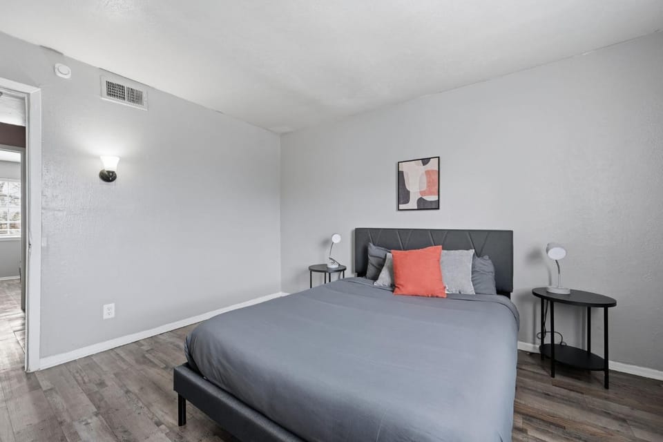 Nice and cozy 2BR townhome with full kitchen Apartment in Arlington