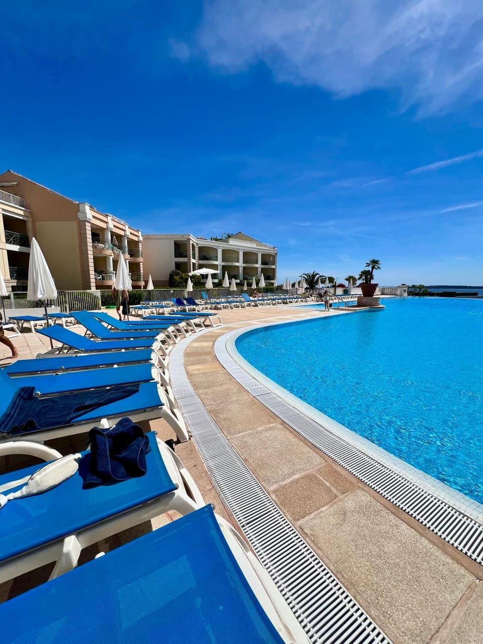 Pool view, Swimming pool, sunbed