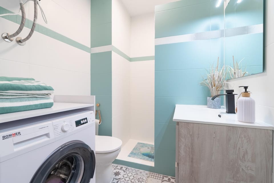 Bathroom, towels, washing machine