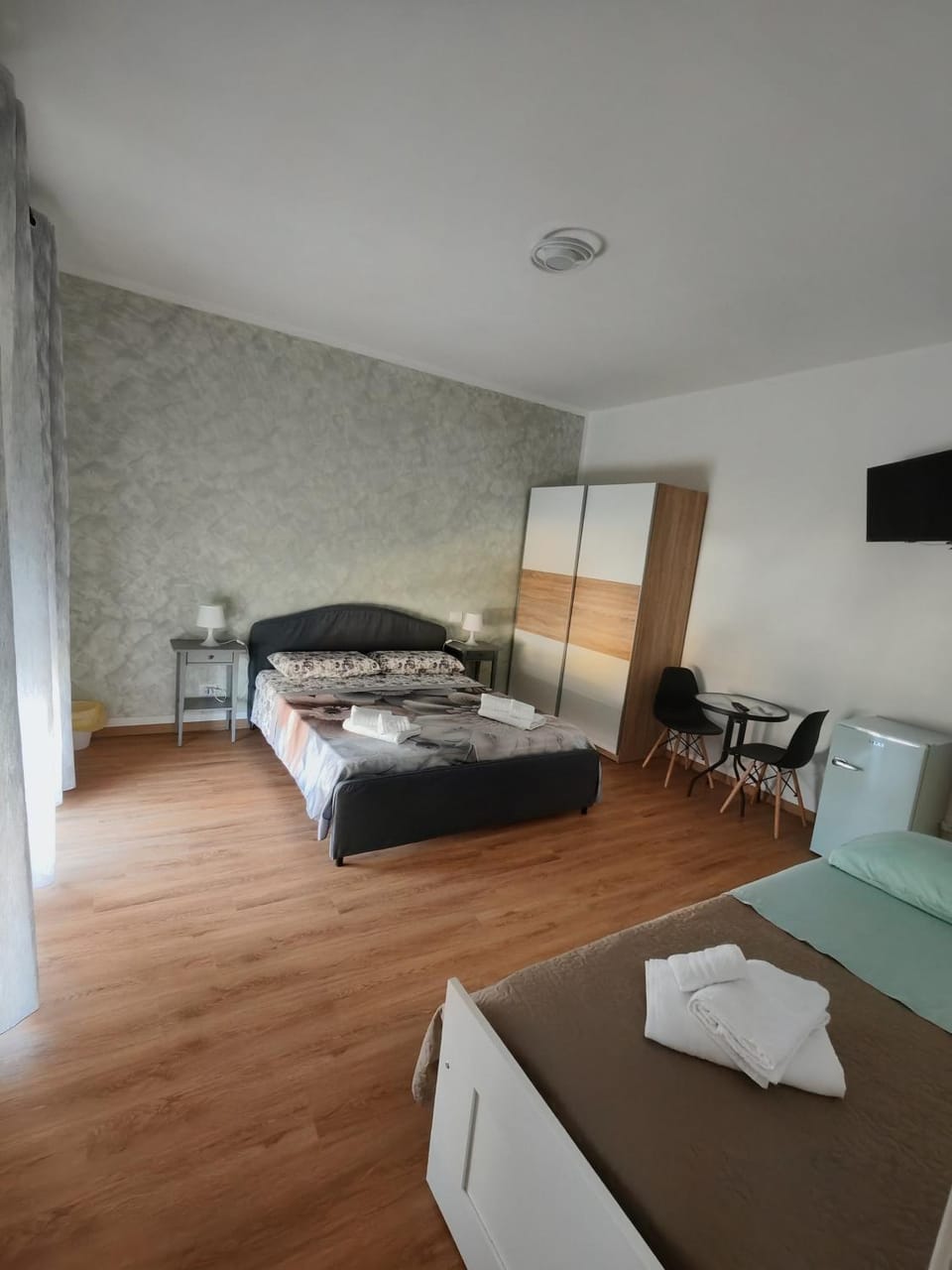 Bed, TV and multimedia, Photo of the whole room, Bedroom, towels