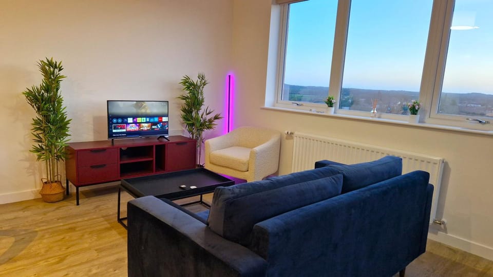 Communal lounge/ TV room, Natural landscape, TV and multimedia, Living room, Seating area, Evening entertainment