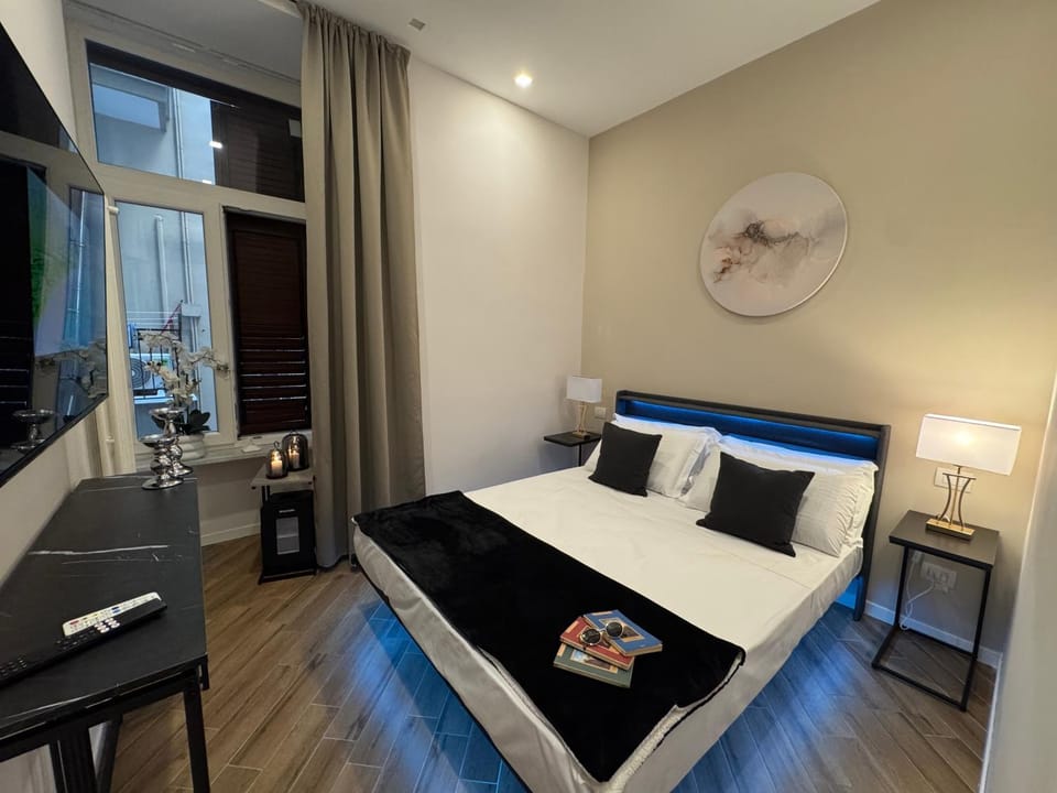 Bed, TV and multimedia, Photo of the whole room, Bedroom