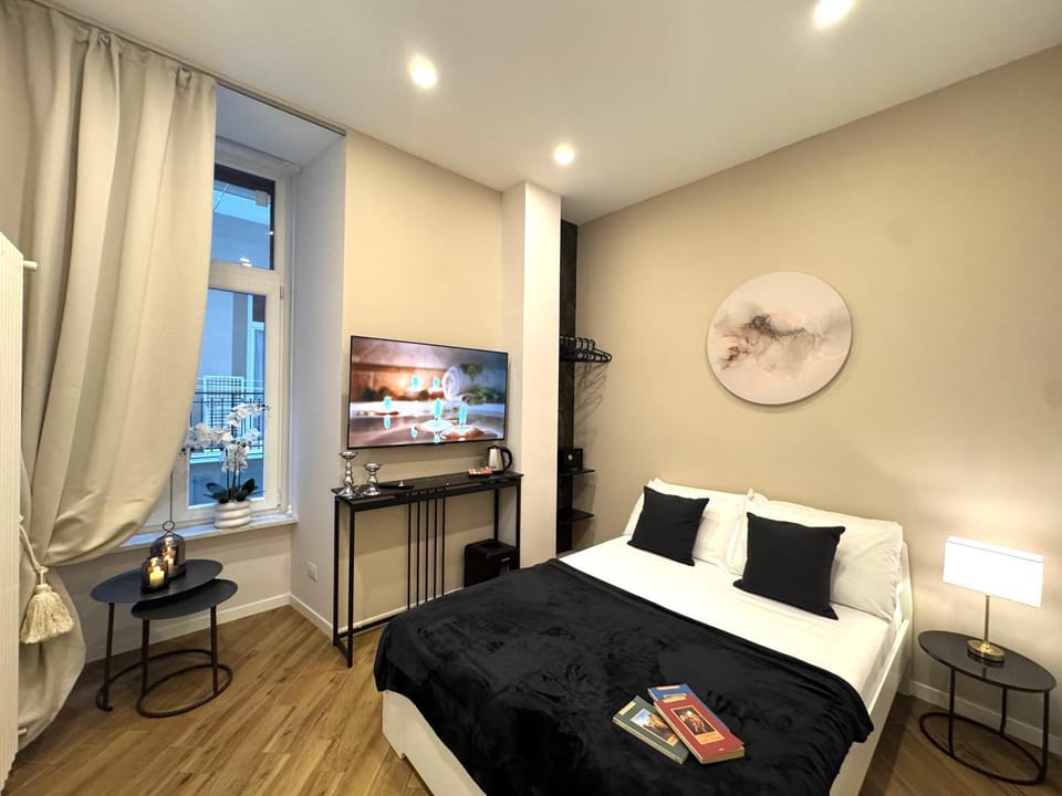 Bed, TV and multimedia, Photo of the whole room, Bedroom