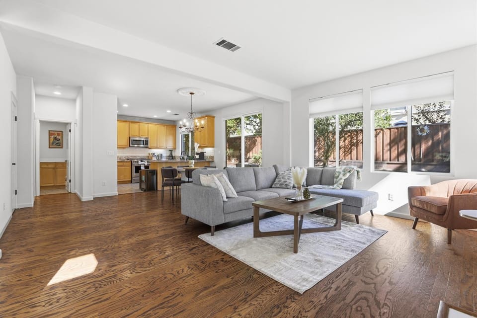 Modern Spacious 3 BD/2.5 BA | King Suite | Office House in Dublin