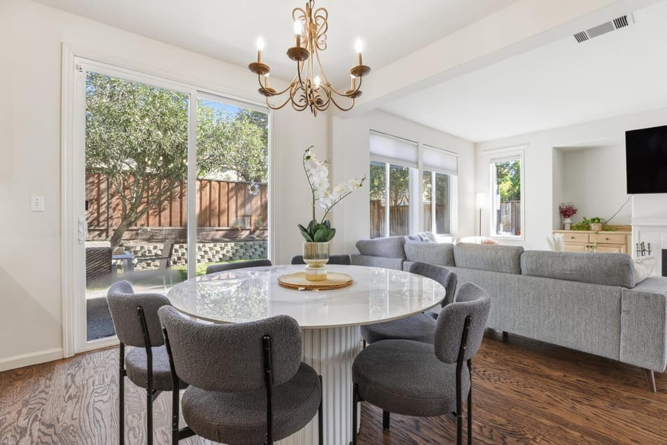 Modern Spacious 3 BD/2.5 BA | King Suite | Office House in Dublin