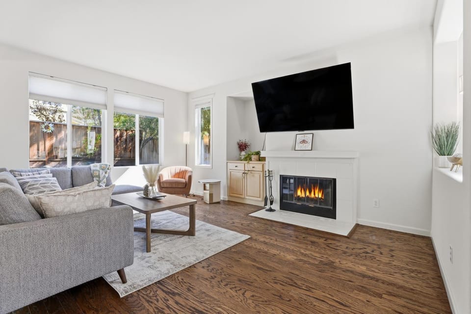 Modern Spacious 3 BD/2.5 BA | King Suite | Office House in Dublin