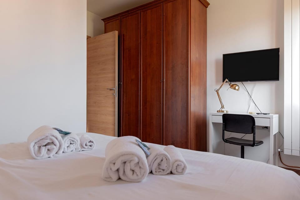 Bed, TV and multimedia, Photo of the whole room, Bedroom, towels, wardrobe