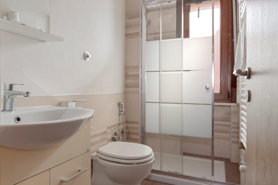 Shower, Toilet, Bathroom, towels