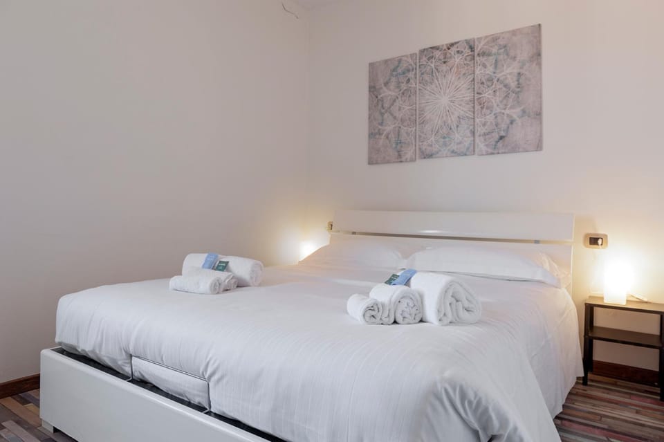 Bed, Photo of the whole room, Bedroom, towels