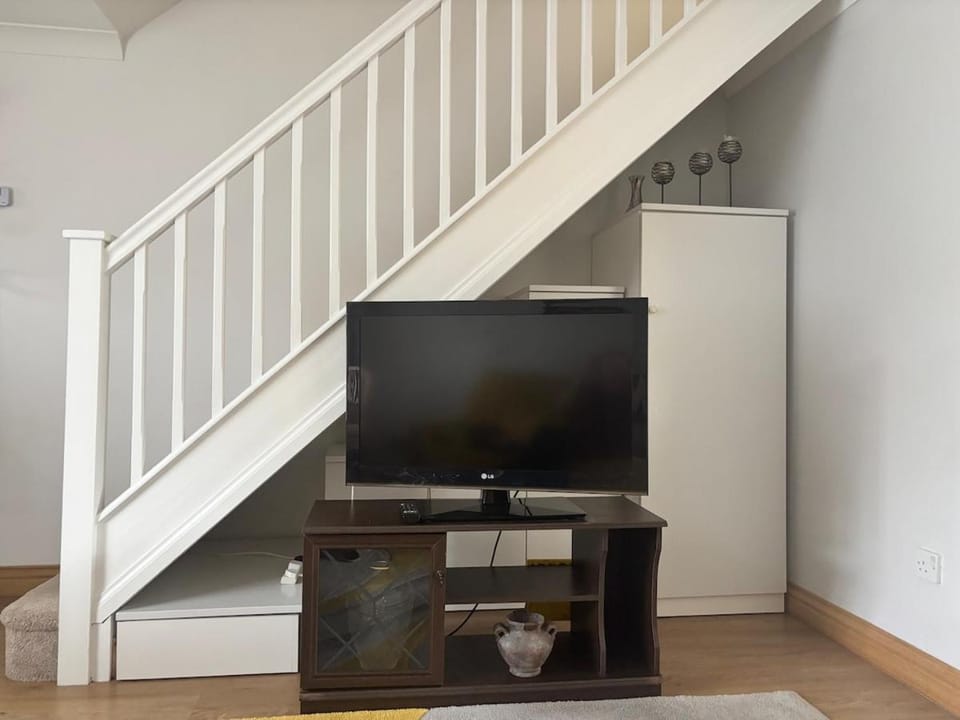 Cosy 2-bed semi-detached house by the lake House in Aylesbury Vale