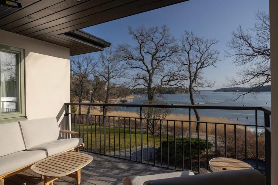 Scandinavian luxury villa with panoramic lake views Villa in Stockholm