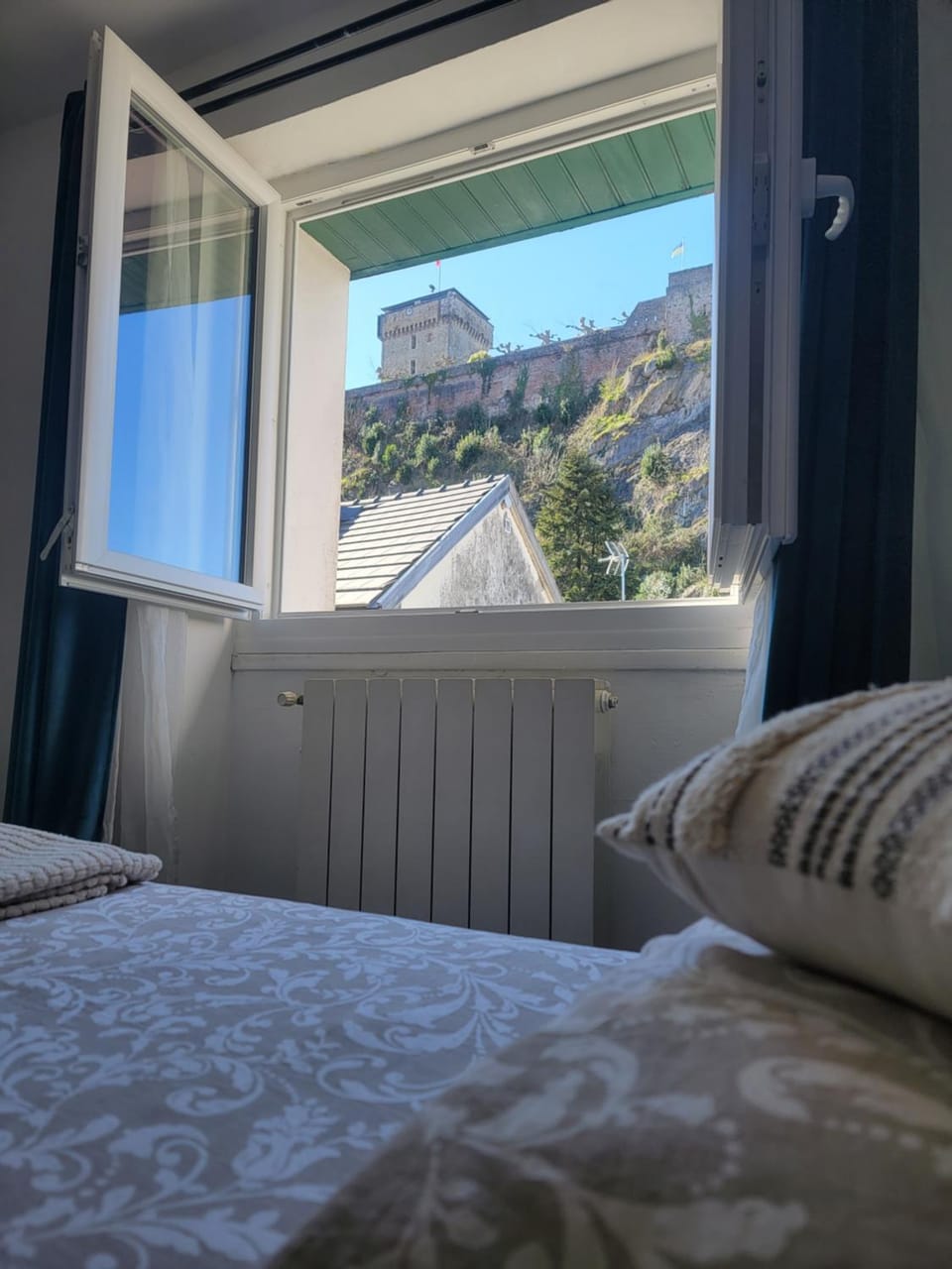 Chambre Triple - Centre & Vue Château de Lourdes - Salle de Bain Privative et Cuisine Partagée Apartment in Lourdes