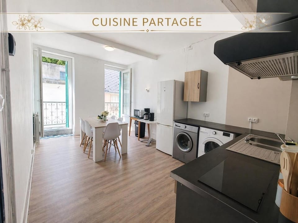 Chambre Triple - Centre & Vue Château de Lourdes - Salle de Bain Privative et Cuisine Partagée Apartment in Lourdes