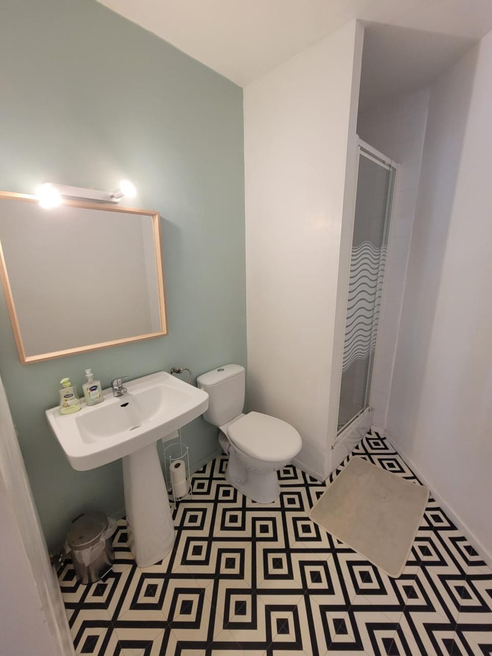 Chambre Triple - Centre & Vue Château de Lourdes - Salle de Bain Privative et Cuisine Partagée Apartment in Lourdes