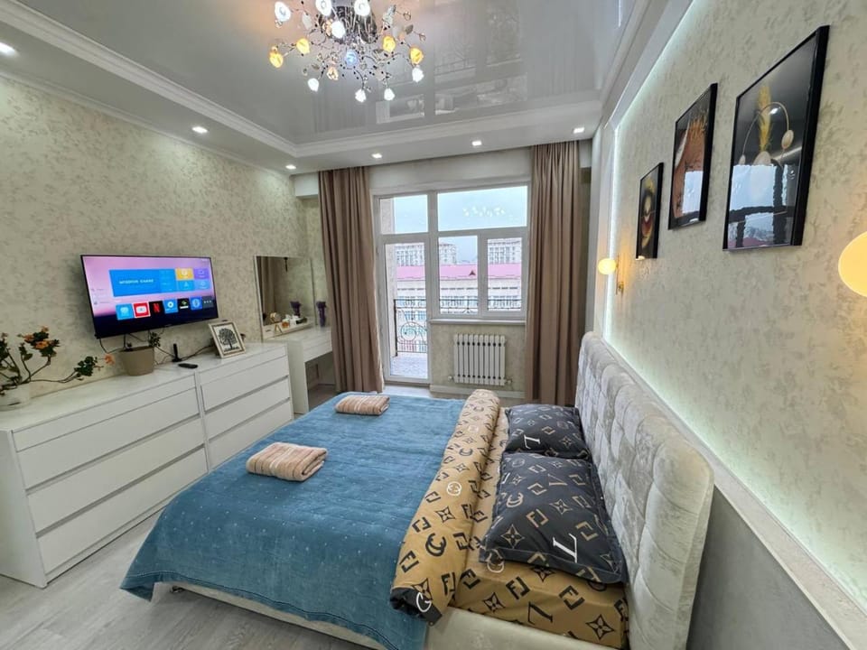 Bed, TV and multimedia, Bedroom, towels, air conditioner