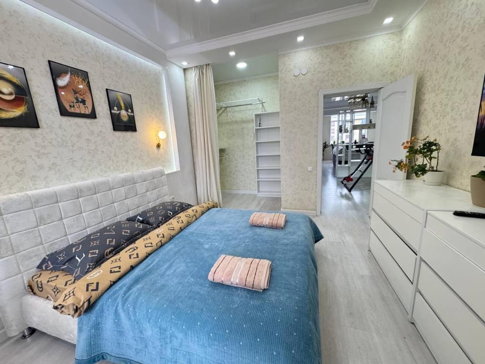 Bed, TV and multimedia, Bedroom, towels, air conditioner