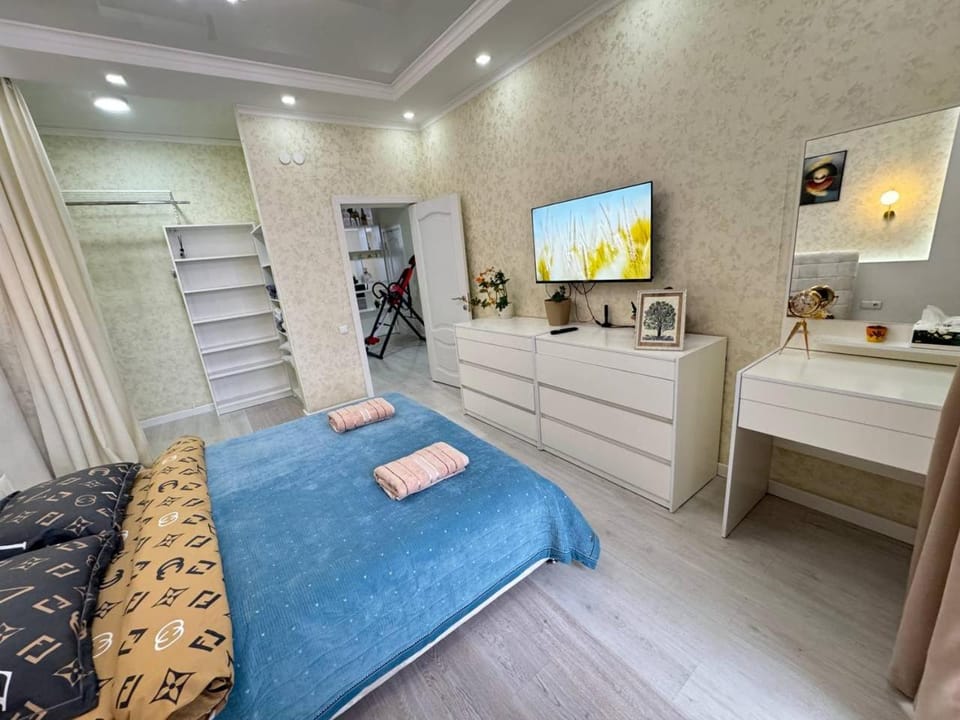 Bed, TV and multimedia, Bedroom, towels, air conditioner