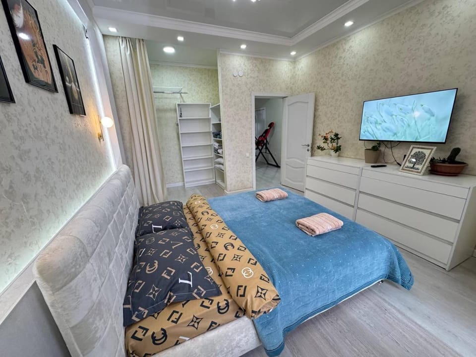 Bed, TV and multimedia, Bedroom, towels, air conditioner
