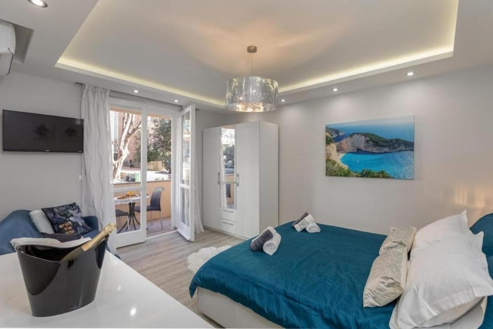 Bed, TV and multimedia, Bedroom